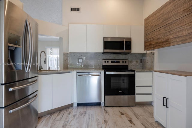 3 of 27 - 10121 Nw 51st Ln, Doral, FL