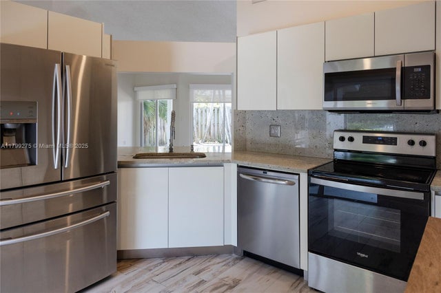 5 of 27 - 10121 Nw 51st Ln, Doral, FL