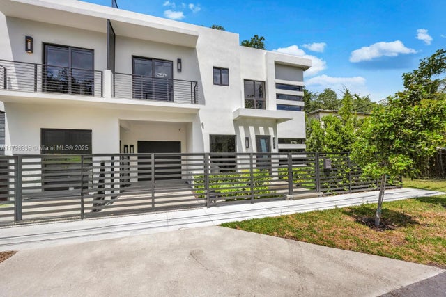 2 of 30 - 3224 Elizabeth St, Miami, FL