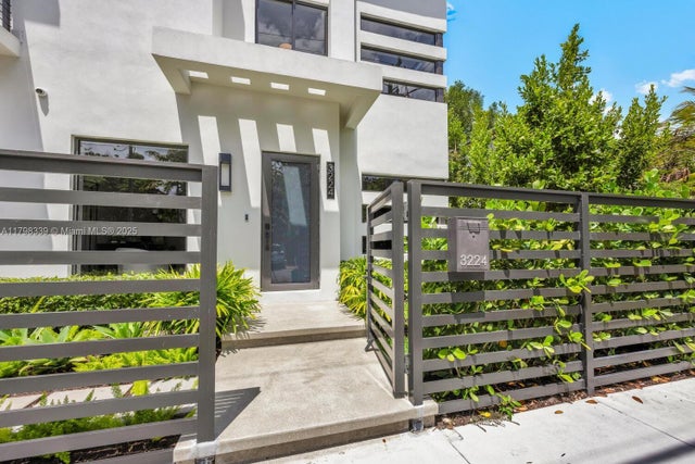 3 of 30 - 3224 Elizabeth St, Miami, FL