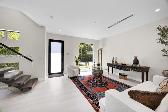 4 of 30 - 3224 Elizabeth St, Miami, FL