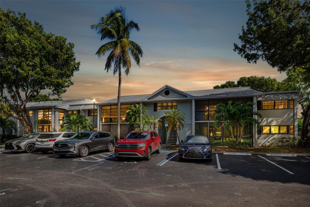 933 Ne 199th St 207, Miami