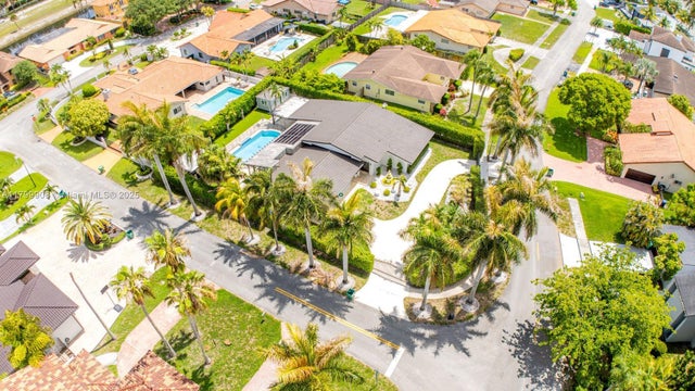 2 of 40 - 7345 N Oakmont Dr, Hialeah, FL