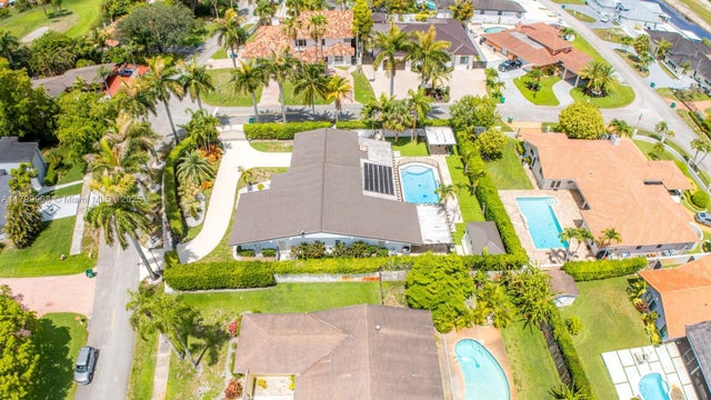 5 of 40 - 7345 N Oakmont Dr, Hialeah, FL