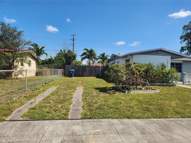 2 of 5 - 1011 Ne 196th St, Miami, FL