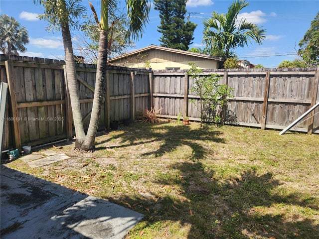 4 of 5 - 1011 Ne 196th St, Miami, FL