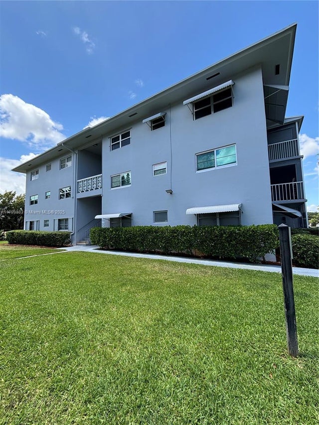 1 of 49 - 940 Hillcrest Ct 112, Hollywood, FL