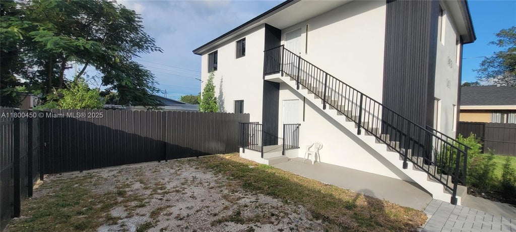 1411 Nw 40th St, Miami