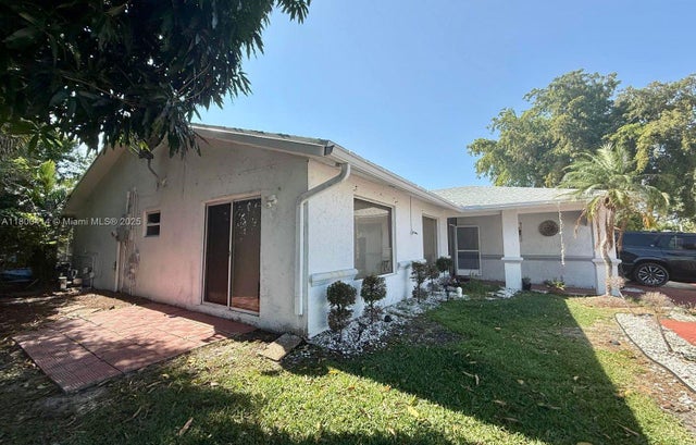 3 of 37 - 4909 Bayberry Ln, Tamarac, FL