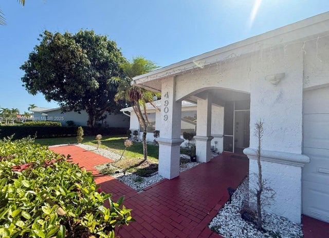 4 of 37 - 4909 Bayberry Ln, Tamarac, FL