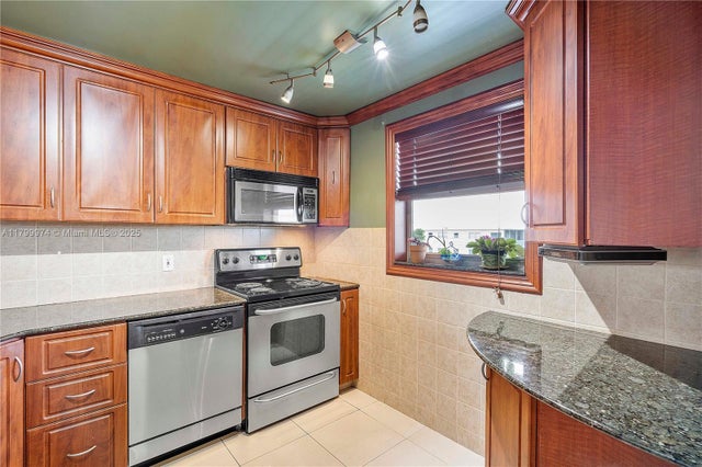 5 of 44 - 4800 Hillcrest Ln 503, Hollywood, FL