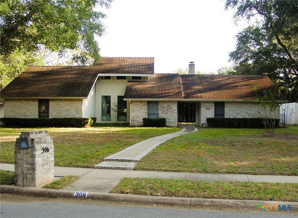 306 Woodway Drive, Victoria