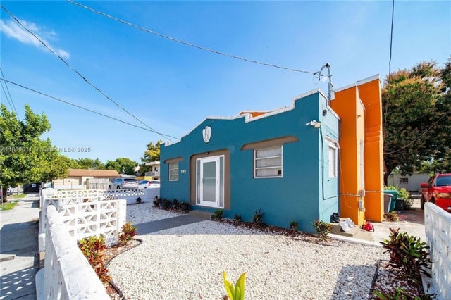 4 of 17 - 1436 Sw 3rd St, Miami, FL