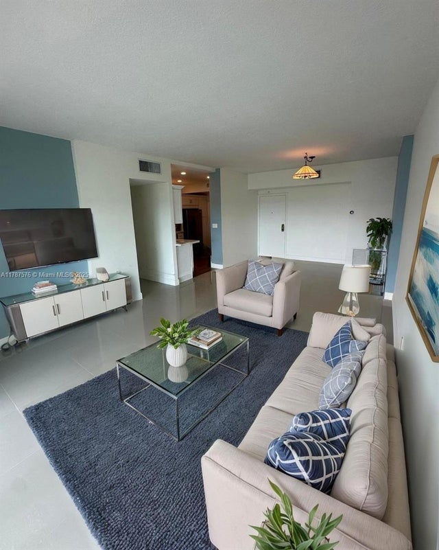 5 of 28 - 4200 Hillcrest Dr 1017, Hollywood, FL