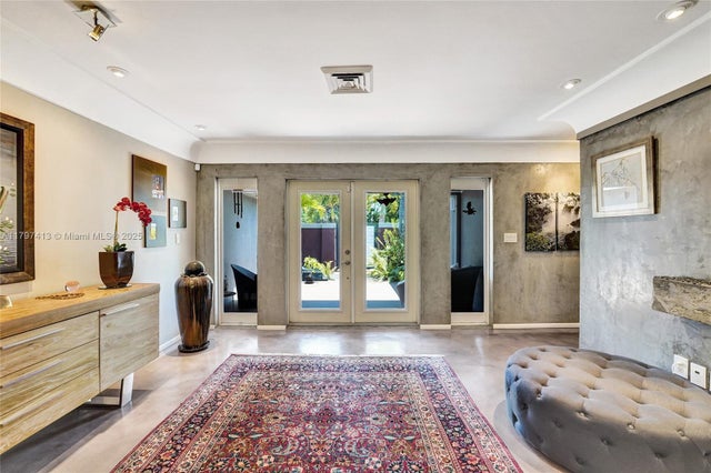 3 of 39 - 2213 Ne 17th Ave, Wilton Manors, FL