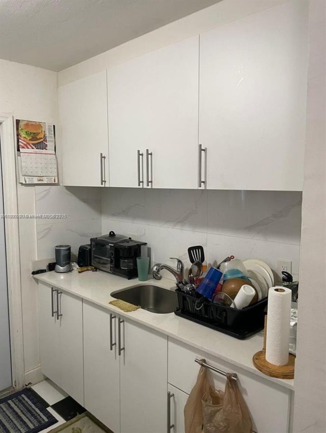 2 of 8 - 2345 Nw 14th Ct, Fort Lauderdale, FL