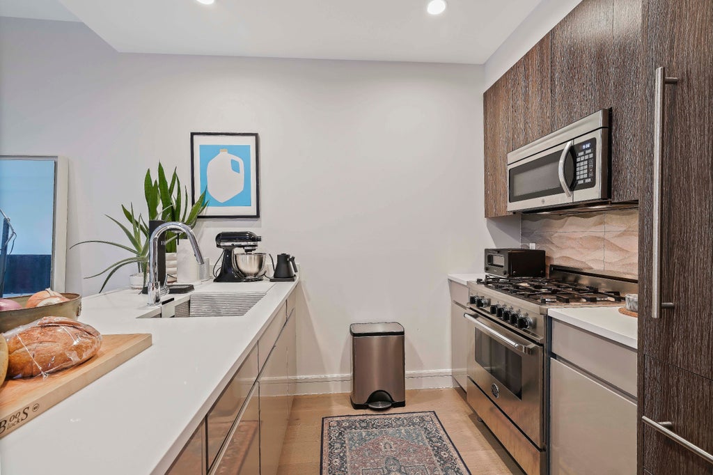 4 of 33 - 695 6th Avenue 1j, New York City, NY