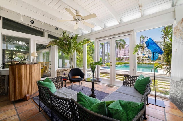 4 of 28 - 5215 Pine Tree Dr, Miami Beach, FL