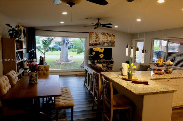 5 of 13 - 7000 Sw 10th St, Pembroke Pines, FL