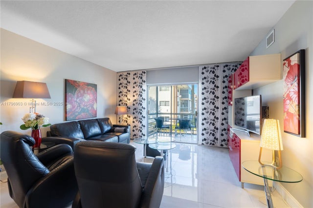 4 of 35 - 16900 Ne 14th Ave 201, North Miami Beach, FL