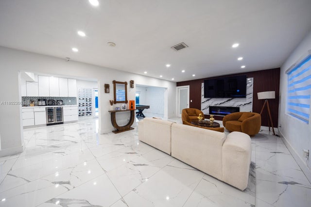 4 of 34 - 18250 Nw 86th Ave, Hialeah, FL