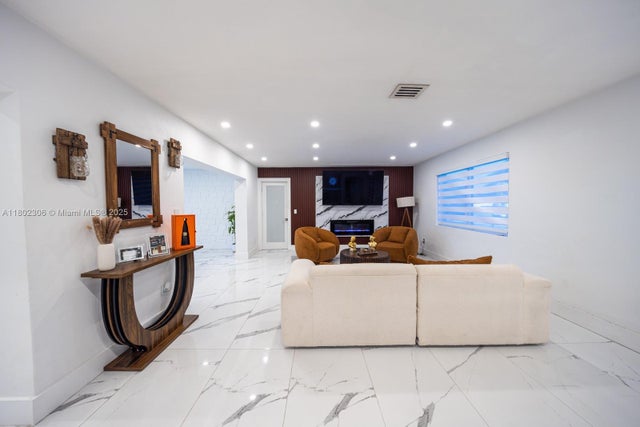 5 of 34 - 18250 Nw 86th Ave, Hialeah, FL