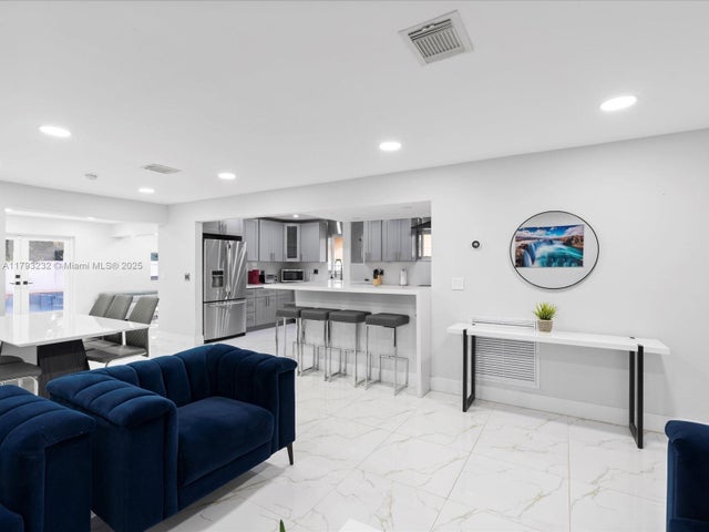 4 of 27 - 6820 Sw 9th St, Pembroke Pines, FL