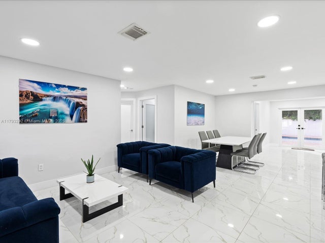 5 of 27 - 6820 Sw 9th St, Pembroke Pines, FL