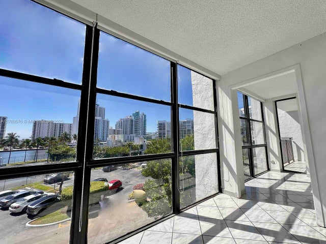 4 of 34 - 1000 Parkview Dr 424, Hallandale Beach, FL