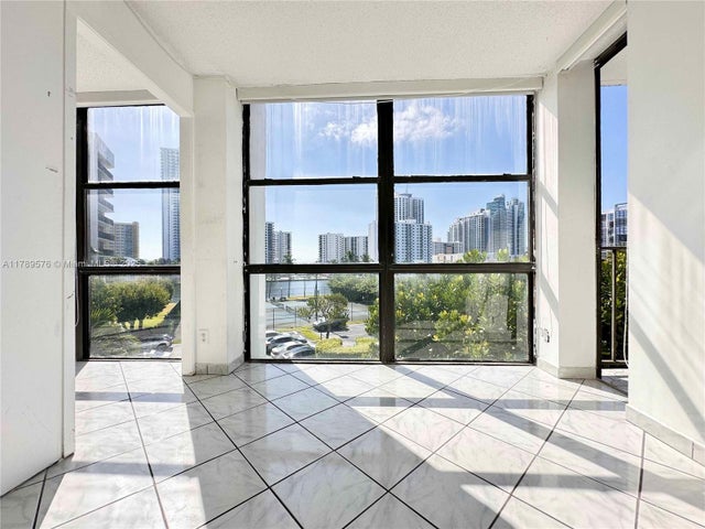 5 of 34 - 1000 Parkview Dr 424, Hallandale Beach, FL