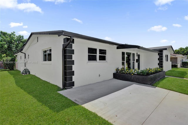4 of 27 - 2021 N 53rd Ave, Hollywood, FL
