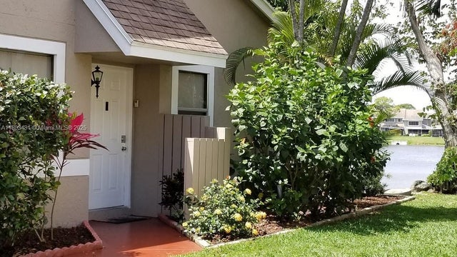 2 of 24 - 1993 E Discovery Cir E, Deerfield Beach, FL