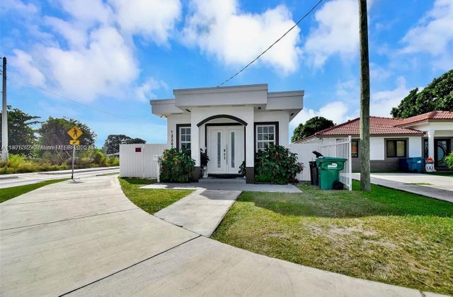 1 of 26 - 12202 Sw 216th St, Miami, FL
