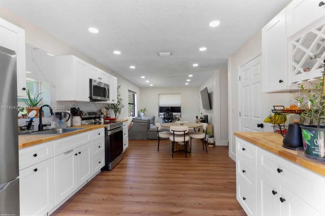 4 of 13 - 15365 Meadow Wood Dr, Wellington, FL