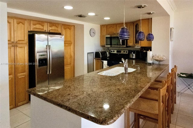 4 of 27 - 2555 Collins Ave 308, Miami Beach, FL
