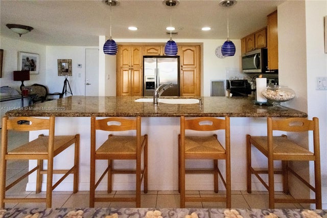5 of 27 - 2555 Collins Ave 308, Miami Beach, FL