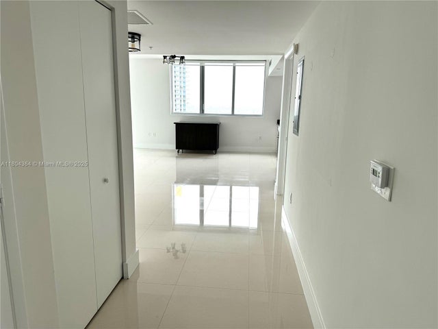 2 of 21 - 92 Sw 3rd St 1605, Miami, FL
