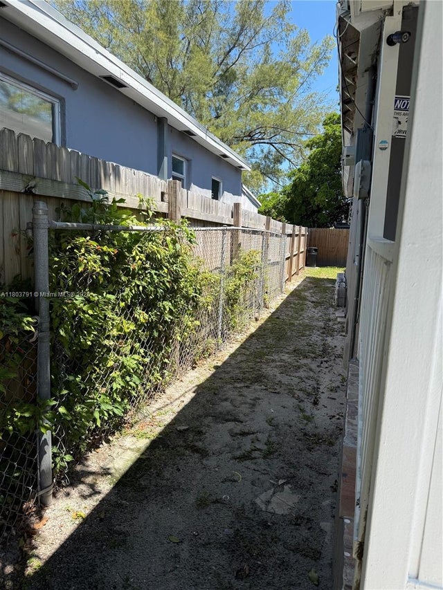3 of 12 - 1463 Nw 70th St, Miami, FL