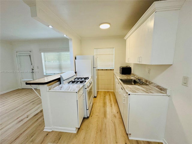 3 of 13 - 65 Washington Ave 3, Miami Beach, FL