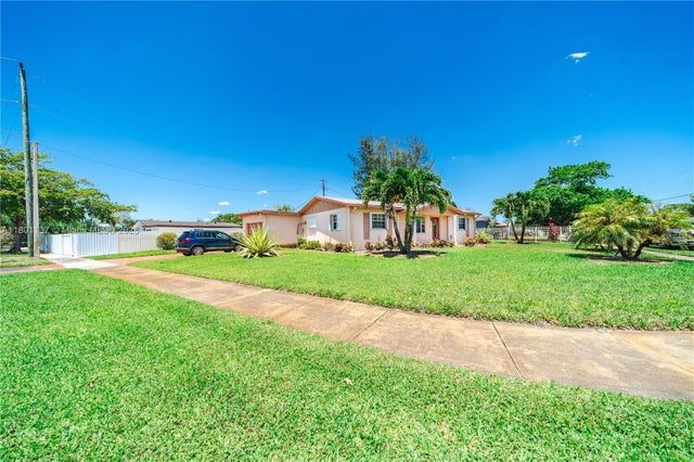 4 of 26 - 3125 Nw 205th St, Miami Gardens, FL