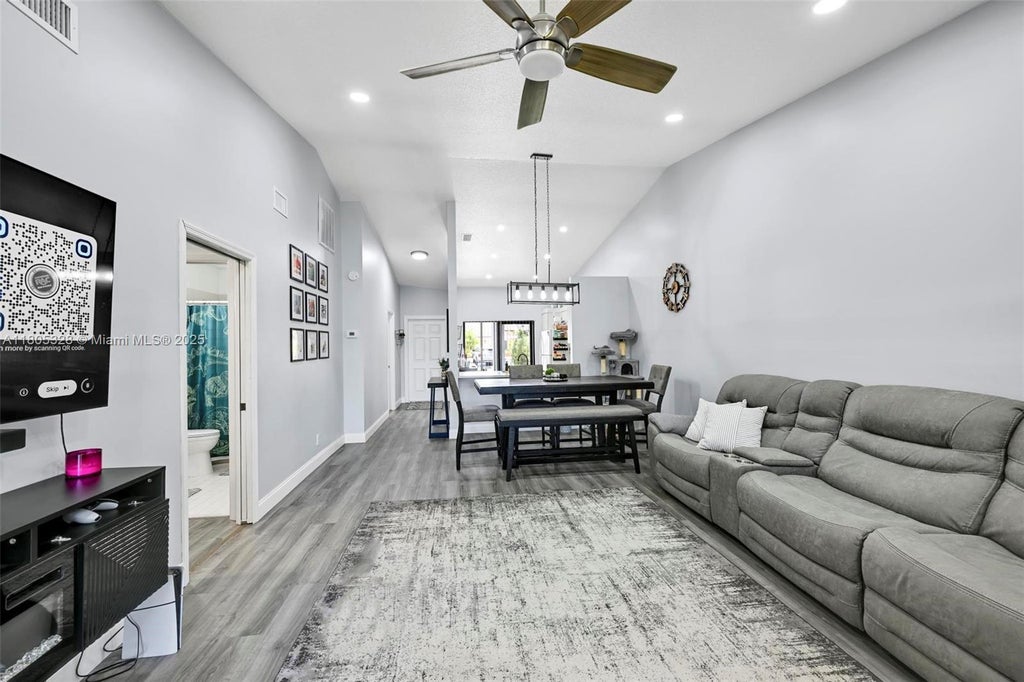 1054 Nw 53rd St, Deerfield Beach