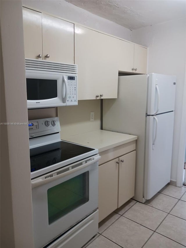 3 of 10 - 2700 Ne 135th St 30, North Miami, FL
