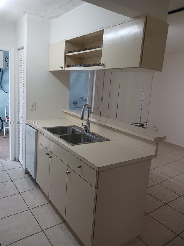 4 of 10 - 2700 Ne 135th St 30, North Miami, FL