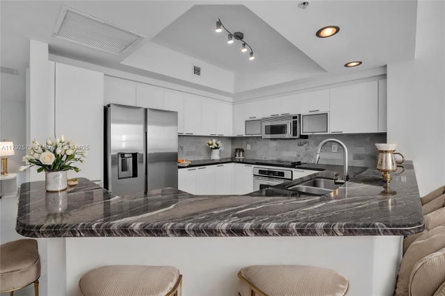 4 of 34 - 14951 Royal Oaks Ln (renovated) 2105, North Miami, FL