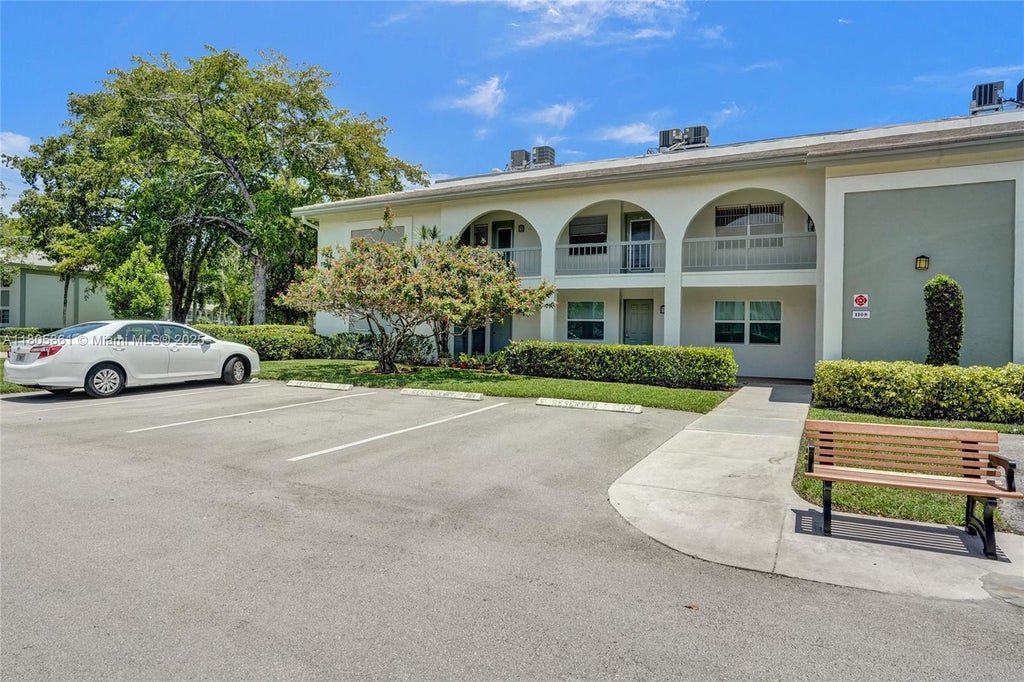 1108 Bahama Bnd B1, Coconut Creek
