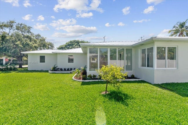 2 of 27 - 1459 Jefferson St, Hollywood, FL