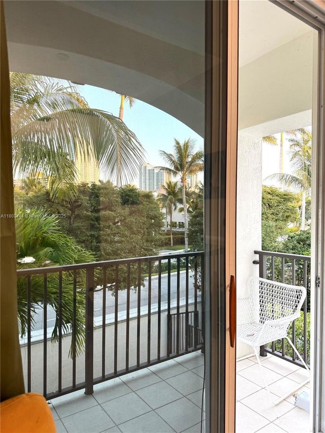3 of 39 - 826 E Spinnaker Dr E, Hollywood, FL