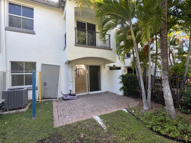 4 of 39 - 826 E Spinnaker Dr E, Hollywood, FL