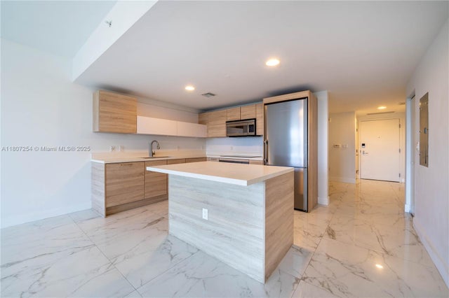 3 of 37 - 16385 Biscayne Blvd 417, North Miami Beach, FL