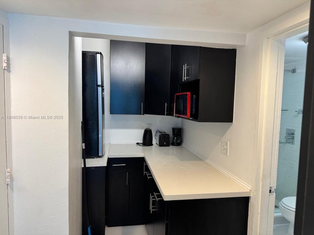 5 of 8 - 5445 Collins Ave 915, Miami Beach, FL